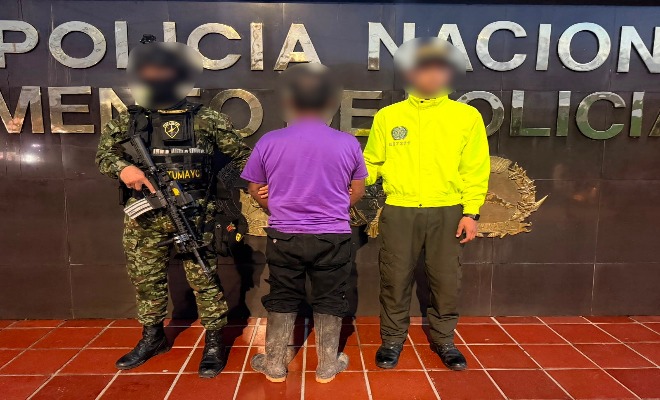 Un_hombre_capturado_acompañado_de_policías