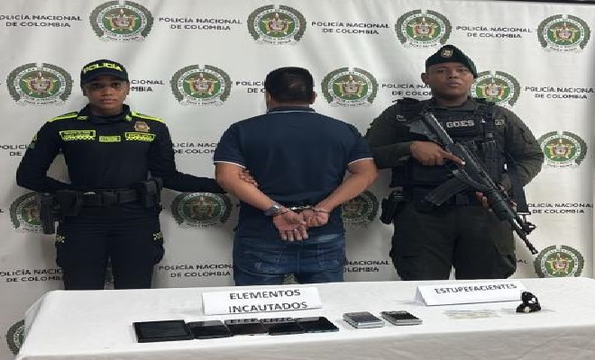 Persona capturada custodiada por uniformados de la Policía Nacional durante la presentación de un resultado operativo contra la criminalidad en el departamento del Guainía.