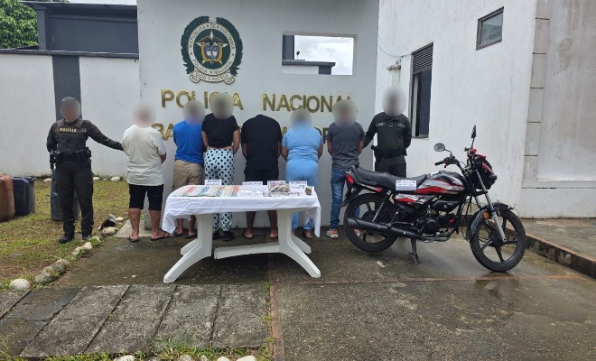Dos policías, Seis personas capturadas, elementos y estupefacientes incautados, y una motocicleta recuperada 