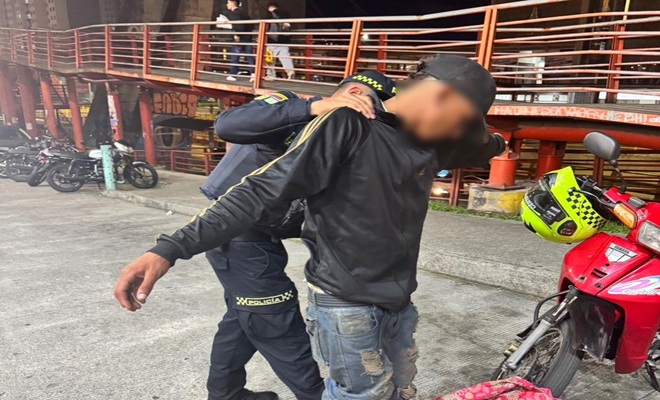 Policía realizando registro a persona 