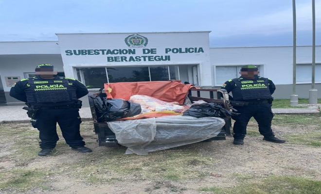 Dos policías y un motocarro con una incautación de carne 