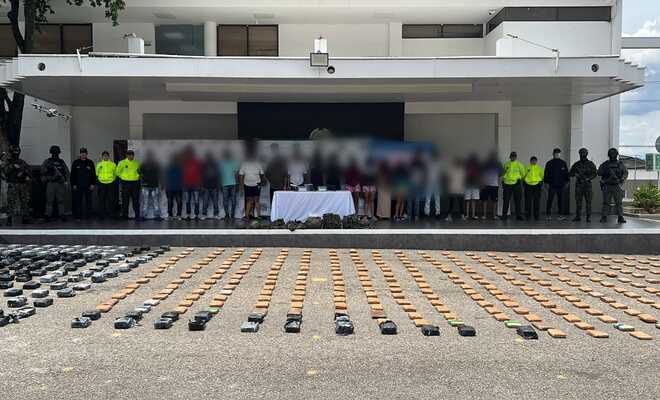 Capturados y elementos incautados durante el procedimiento policial.