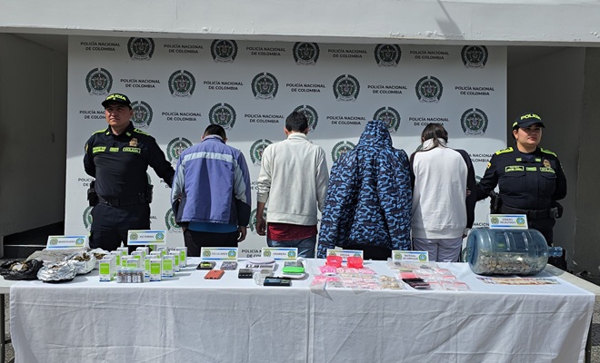 dos policías, 4 capturados, estupefacientes incautados encima de una mesa