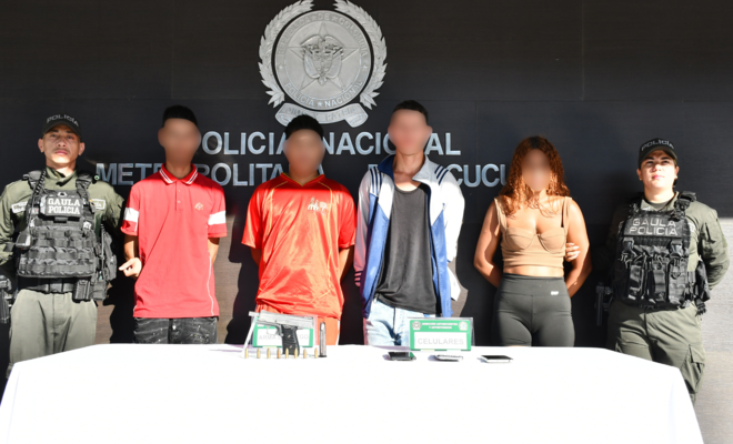 Cuatro personas capturadas por extorsión fueron presentadas por la Policía junto a elementos incautados durante el operativo.