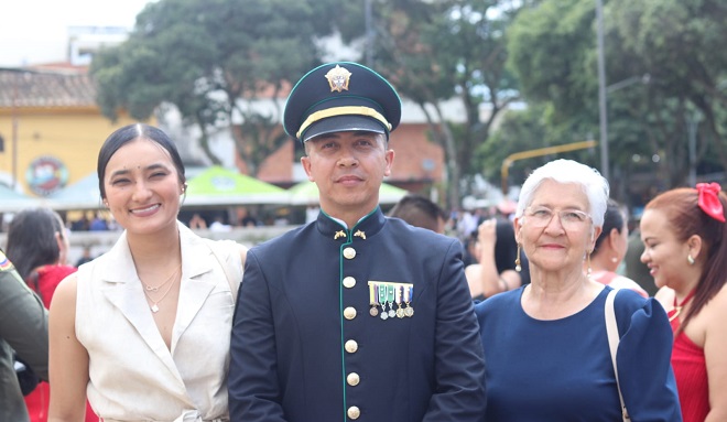 Intendente jefe ascendido y familia