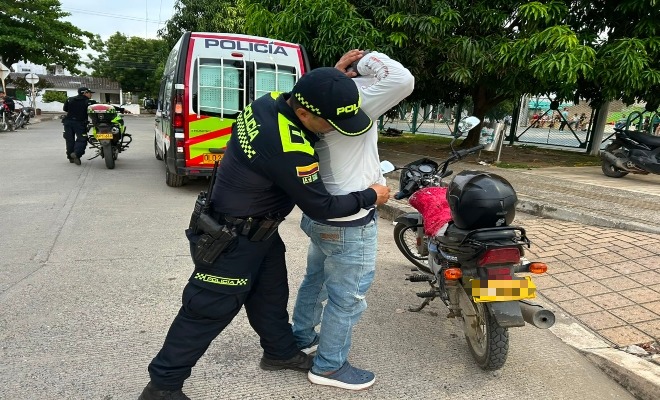 un policía realizando registro a persona 