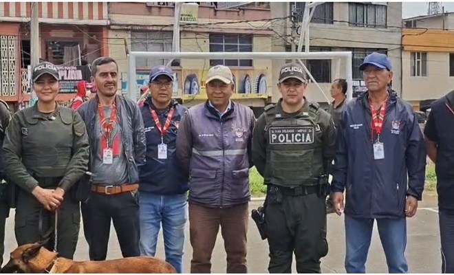 6 personas en la fotografía, 2 funcionarios policiales, 4 funcionarios alcaldía  