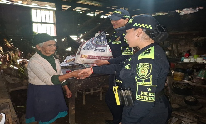 Tres personas a la derecha dos mujeres polic&iacute;as, y a la izquierda una mujer campesina 