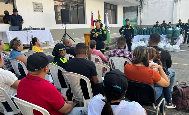 Funcionarios policiales reunidos con la comunidad