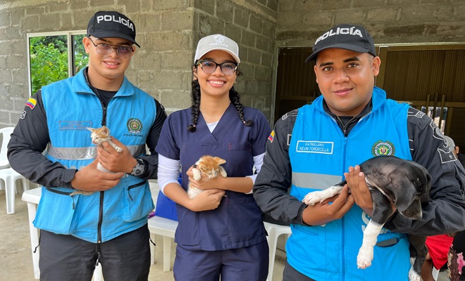 Dos Policías enfocados en el bienestar y protección de los animales.