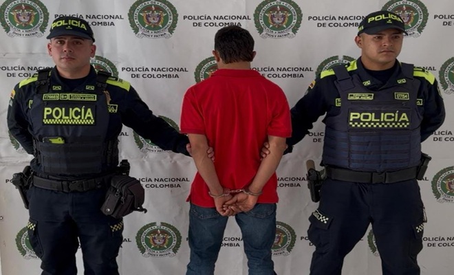Policías custodian persona capturada 