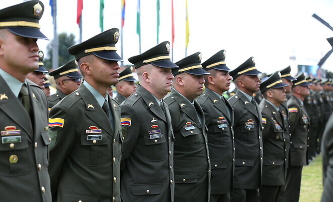 un grupo de uniformados en formación durante su ceremonia de ascenso de mandos de nivel ejecutivo