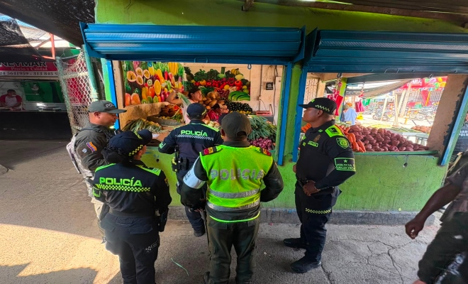 cinco uniformados con una persona en establecimiento abierto al publico brindando recordaciones 