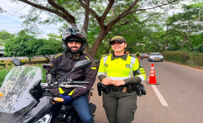 un policía de transito con un ciudadano en plan retorno 