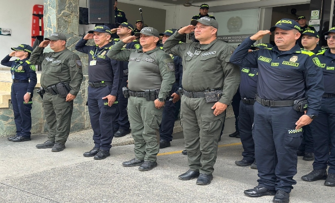 policias rindiendo homenaje a las víctimas de desaparición forzada