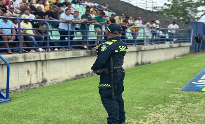 un policía prestando seguridad 
