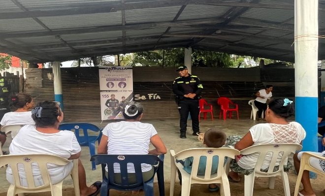 un policia relizando campaña con la comunidad