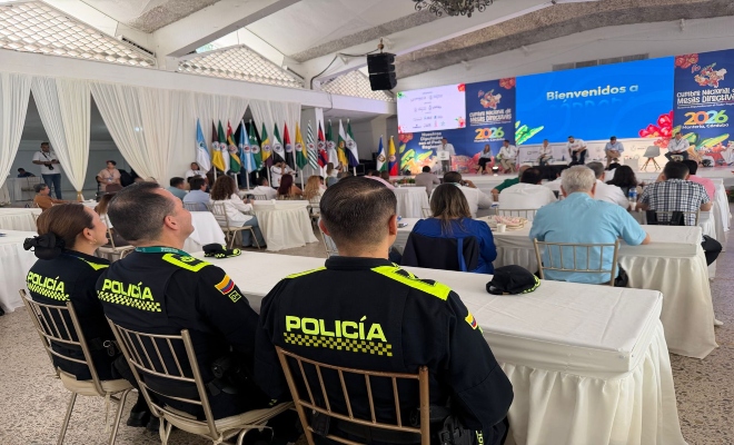tres uniformados participando  en el desarrollo de la asamblea departamental que se  realizó en la ciudad de montería