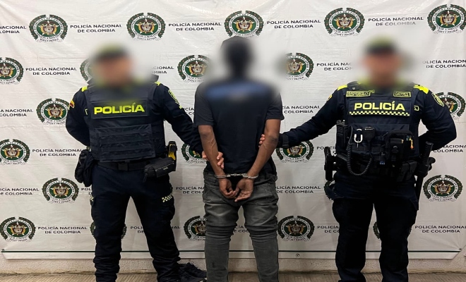 dos uniformados de la policía nacional con una persona capturada por el delito Trafico, fabricación o porte de estupefacientes.