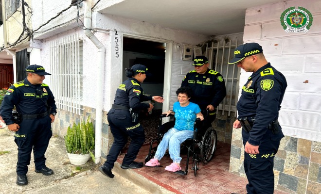 Patrulla Púrpura regala silla de ruedas