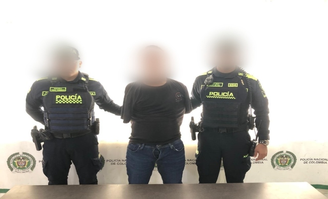 dos uniformados  con una persona capturada pro él delito de lesiones personales 