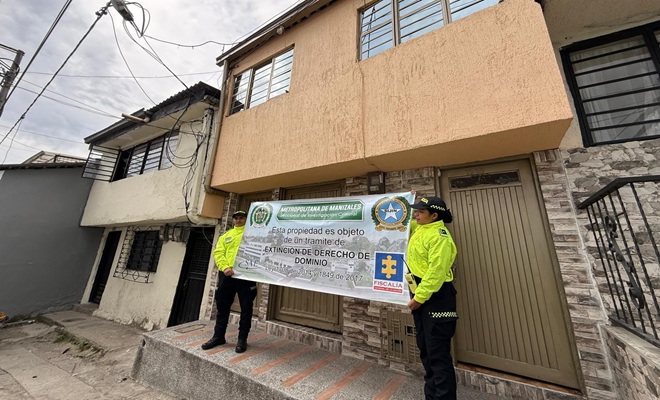 una casa, un cartel y dos policías 