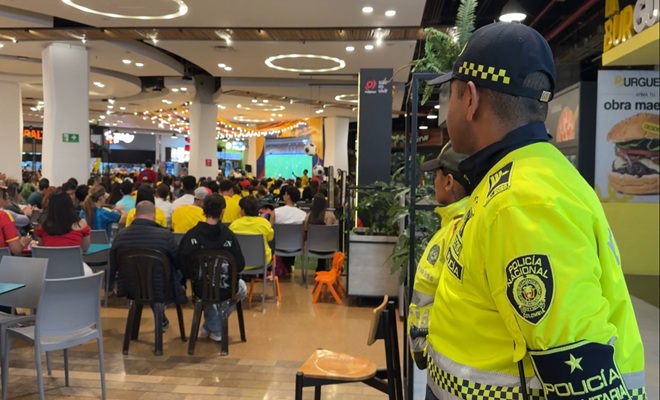 Dos policías prestando seguridad a los ciudadanos dentro de un centro comercial
