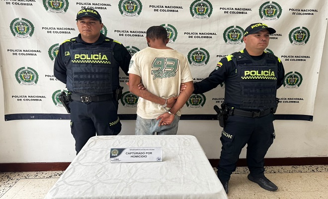 Policías con persona capturada en Backing institucional