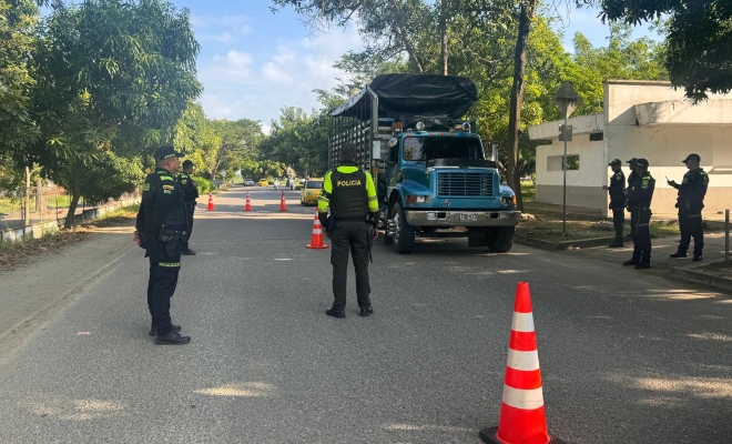 Grupo de funcionarios policiales realzando puesto de control en las entradas de la ciudad 