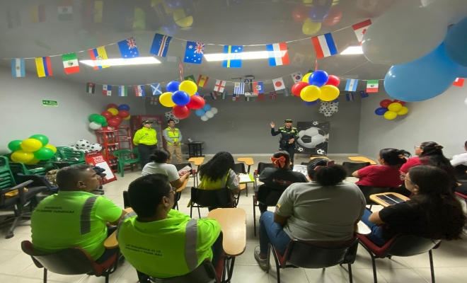 uniformados realizando campaña a ungrupo de personas