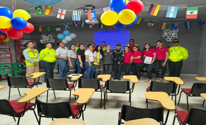 3 uniformadas realizando campaña a ungrupo de personas