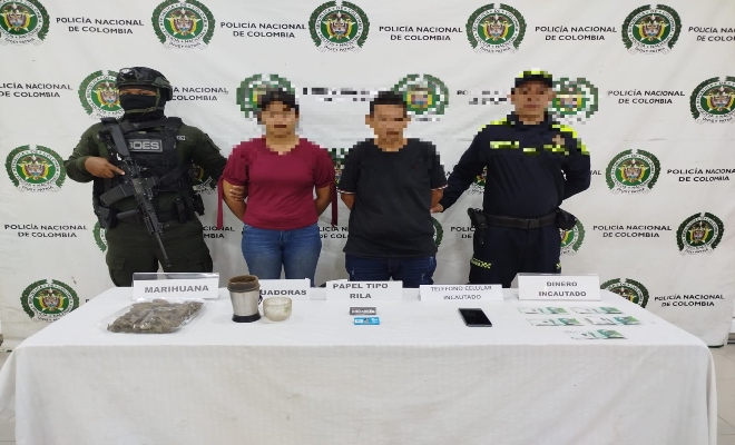 dos uniformados con dos personas capturadas por el delito Trafico, fabricación o porte de estupefacientes