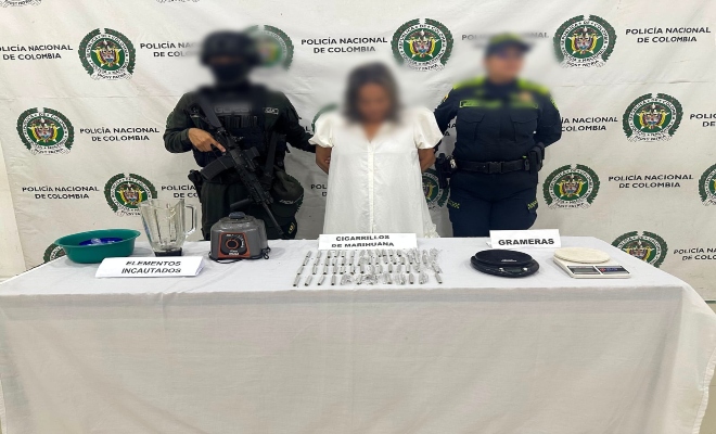 dos uniformados con una  ciudadana capturada por el delito  de tráfico y porte de estupefacientes. 