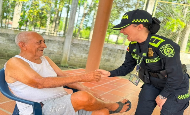 un policía saludando a un ciudadano de la tercera edad 