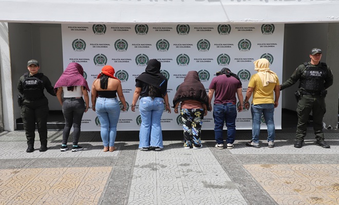 Policías del GAULA custodian personas capturadas por el delito de extorción 
