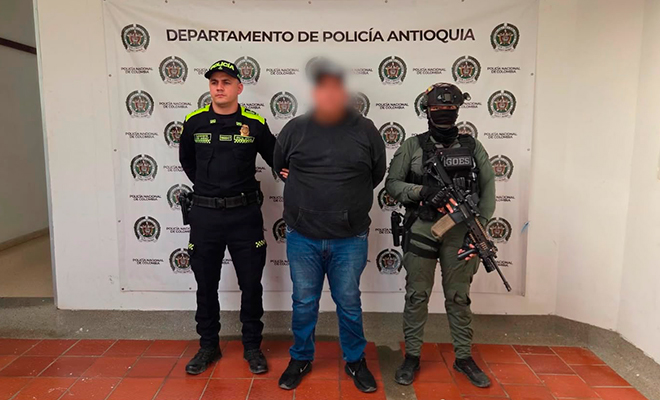 Capturado en el marco de la Operación Los Orión, custodiado por dos policías