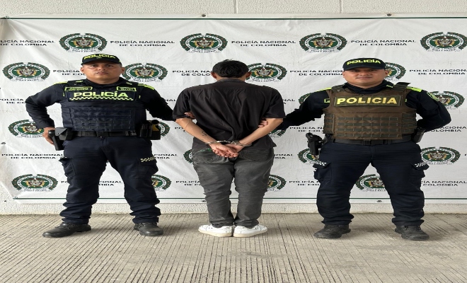 dos policias y un capturado por orden judicial 