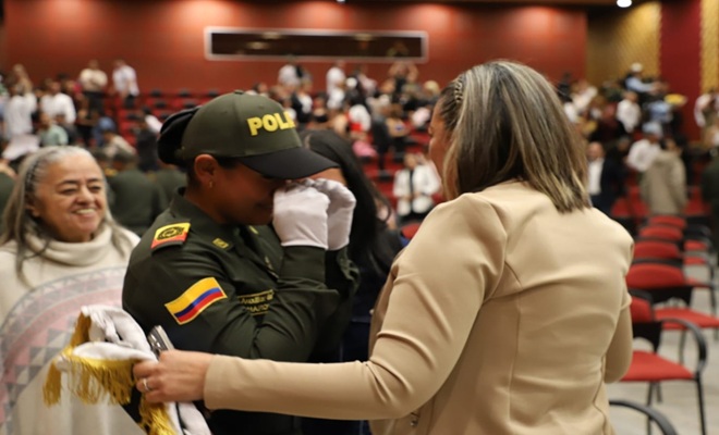 Con acompañamiento de sus familias, 61 jóvenes juraron bandera como auxiliares de Policía en Manizales