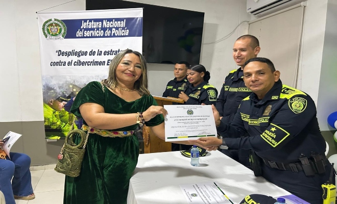 cuatro uniformados entregando diploma a una ciudadana 