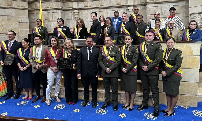 Varios galardonados posan en el congreso de la república