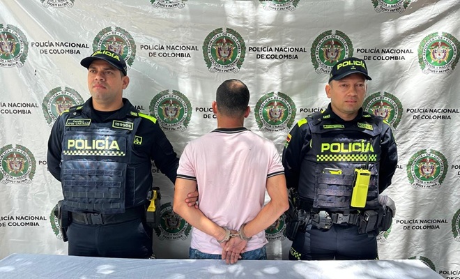 Policías custodian persona capturada por orden judicial