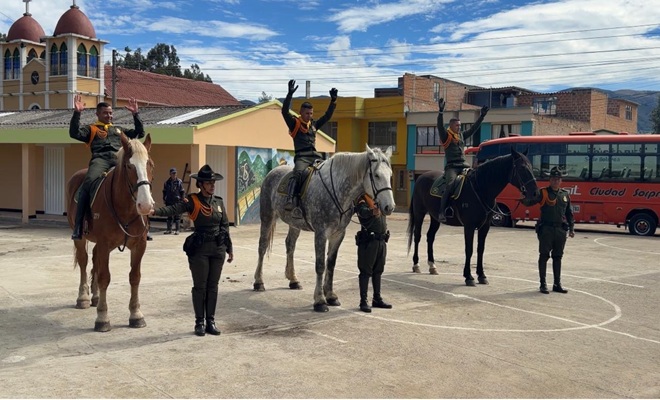Tres funcionarios en carabineros en caballo haciendo actividades lúdicas 