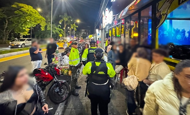 varios uniformados, varios ciudadanos, varias motos realzando vigilancia en el sector