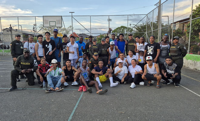 Policía Nacional se reúne con jóvenes del barrio Villa Horeb de Apartado en chanca de futbol cinco