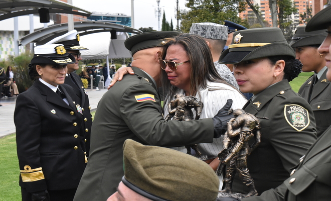 Policía abrazando a una víctima del conflicto armado