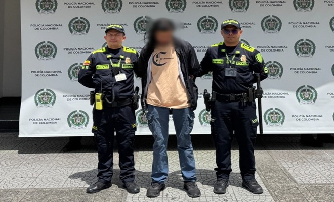 dos policías y un capturado 