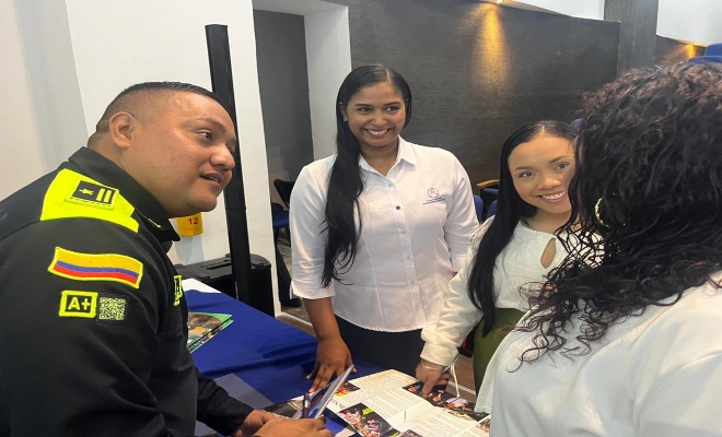 Polic&iacute;a dialogando 