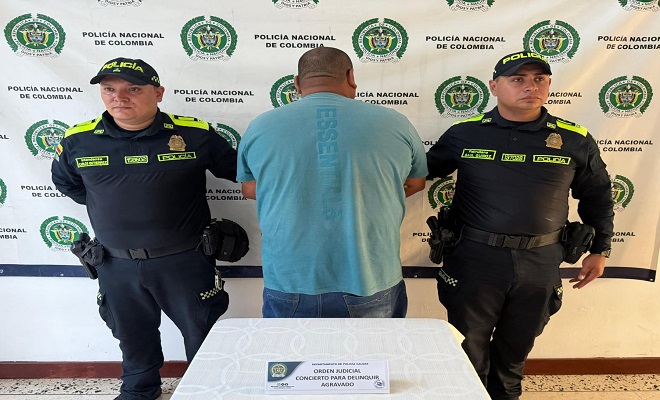 Policias con persona capturada 