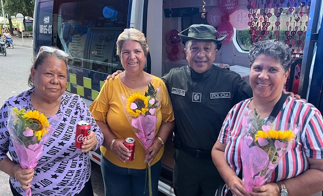 Policía hace felices a mamitas vendedoras de rosas y dulces en Neiva