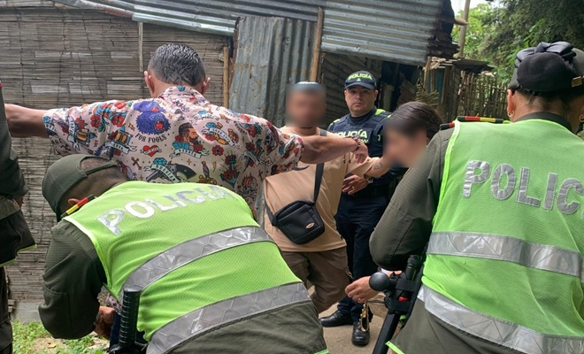 Un uniformado, dos auxiliares realizando registros a personas